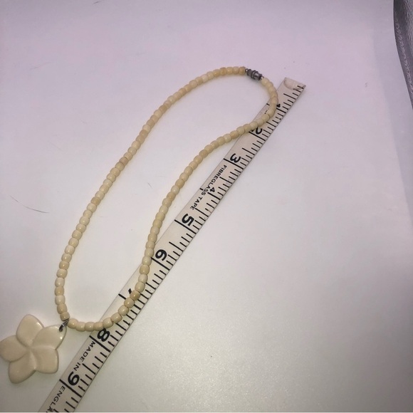 VTG Bone Bead Necklace & Flower Pendant w Hook Clasp 19” & 1.5” Pendant - Picture 5 of 6